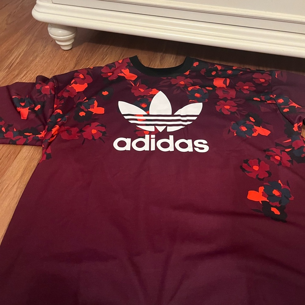 Adidas Sweater Size XL Runs Big